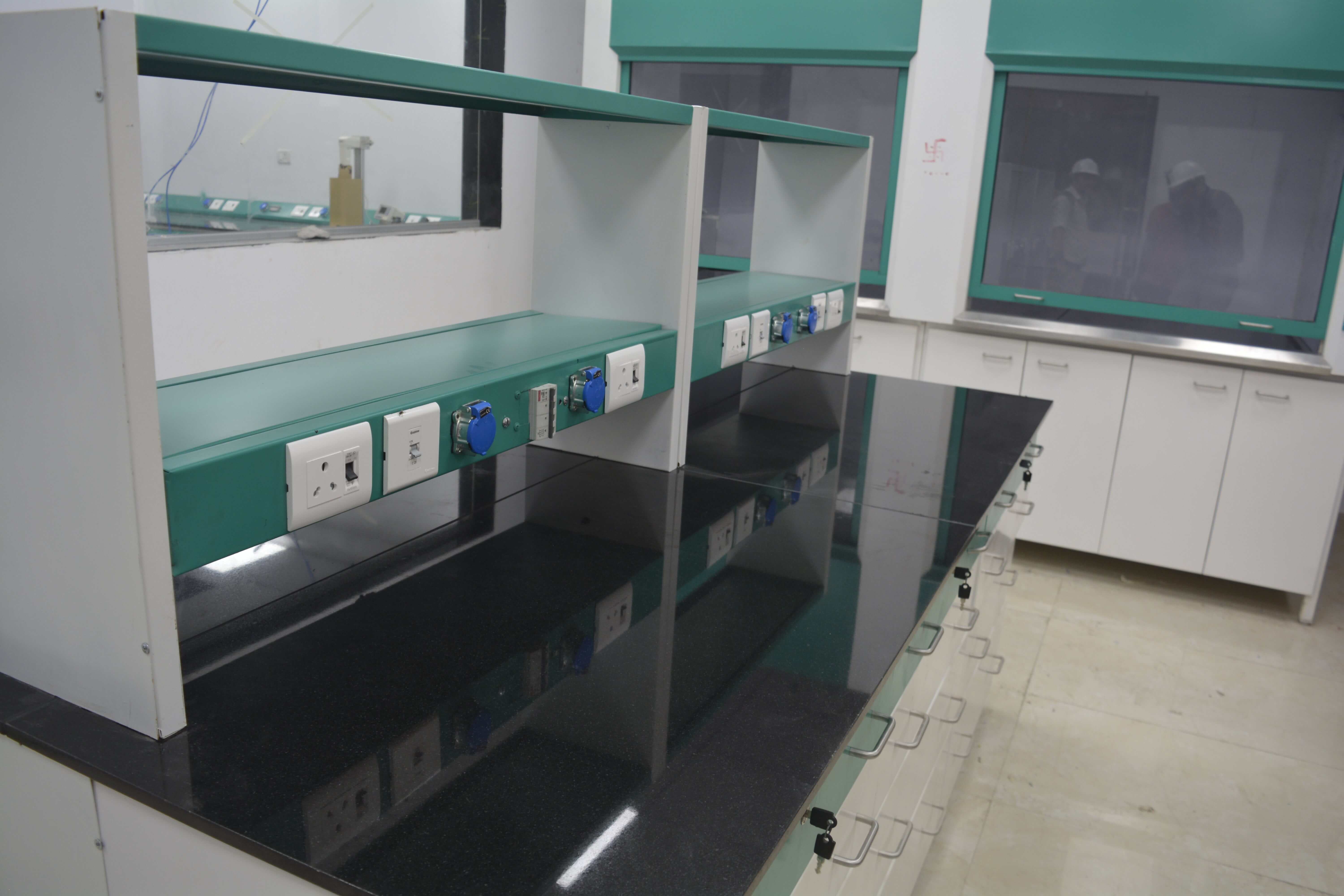 Pharmacuetical_laboratory_furniture